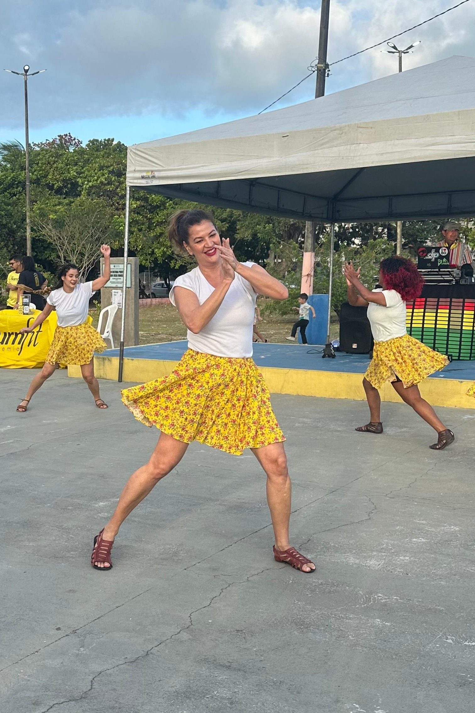 Dr. Saionara Câmara dancing in a competition